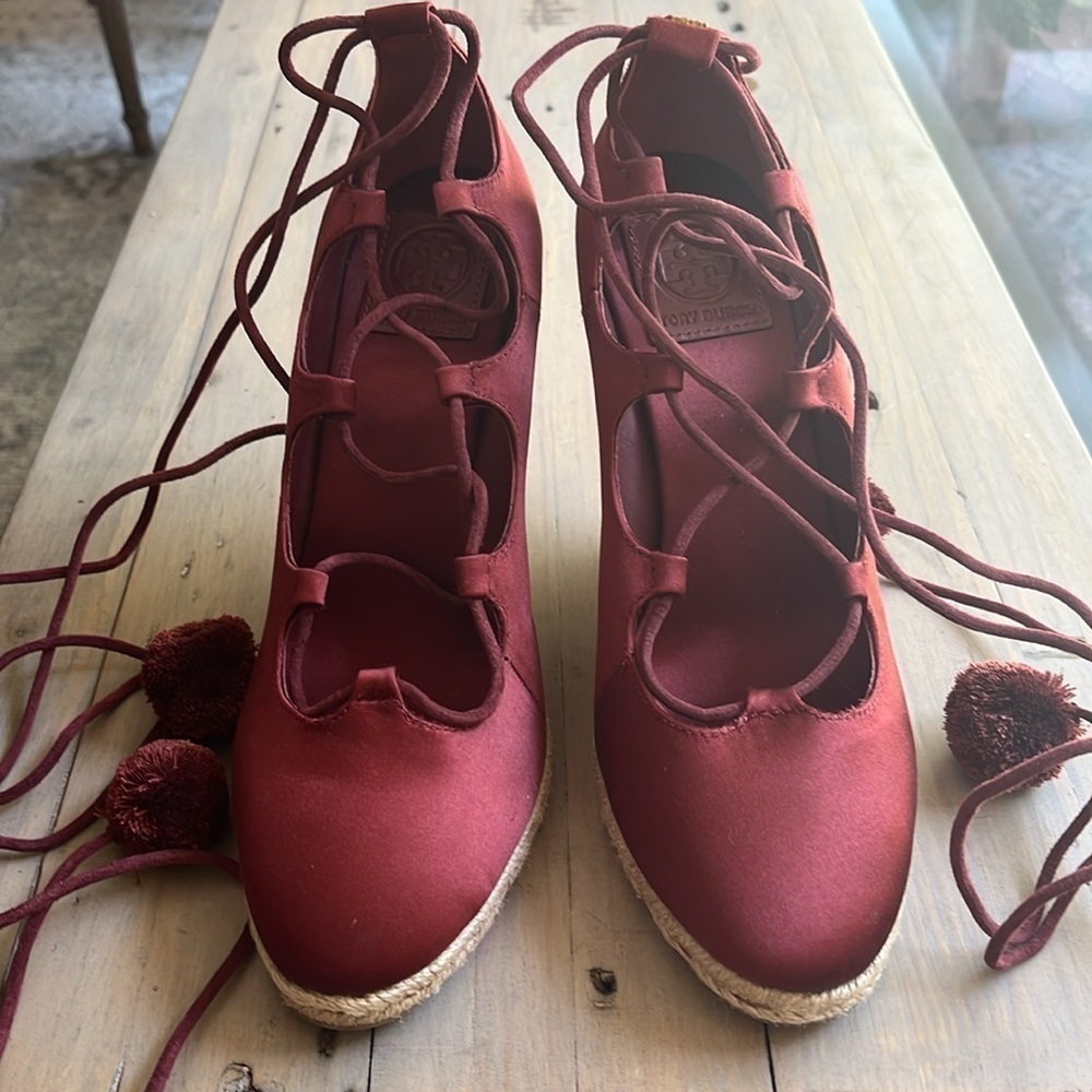 Tory Burch High Heels Wedge Espadrilles Pompoms Satin Merlot size 5.5 - Picture 4 of 10